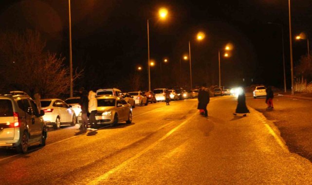 Siirt'te hissedilen şiddetli deprem vatandaşı sokaklara döktü