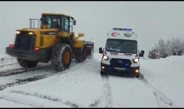 Siirt'te kara saplanan ambulans ve mevsimlik işçilerin olduğu kamyonet kurtarıldı