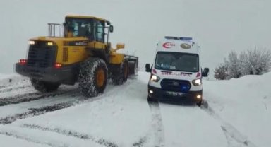 Siirt'te kara saplanan ambulans ve mevsimlik işçilerin olduğu kamyonet kurtarıldı