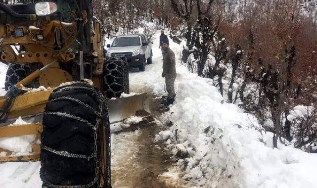 Siirt'te karlı yolda mahsur kalan güvenlik korucuları ve aile kurtarıldı