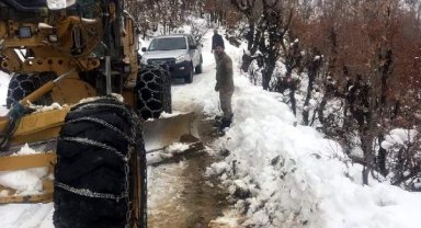 Siirt'te karlı yolda mahsur kalan güvenlik korucuları ve aile kurtarıldı
