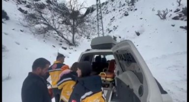 Siirt'te köylerdeki hastalar, yolların açılmasıyla hastaneye ulaştırıldı
