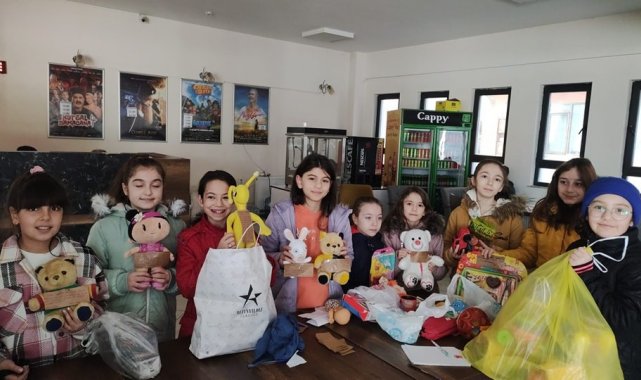Simav'da ortaokul öğrencilerinden depremzede çocuklara oyuncak