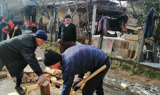 Sındırgı'dan deprem bölgesine odun desteği