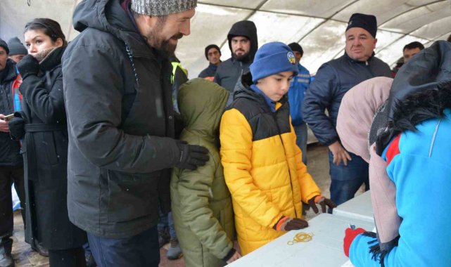Sındırgılı çocuklar kumbaralardaki paralarını bağışlıyor