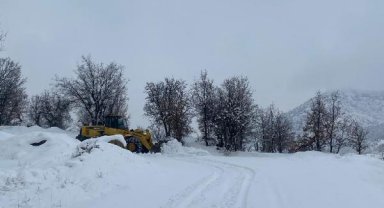 Şırnak'ta 15 yerleşim yeri yolu, kardan kapandı