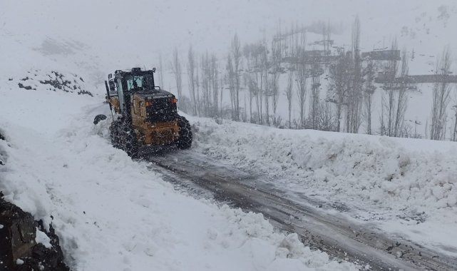 Şırnak'ta kar esareti devam ediyor, kalınlığı bir metreyi geçti