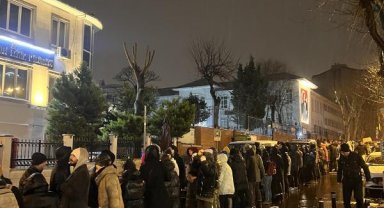 Şişli'de yüzlerce metrelik insan zinciriyle yardım seferberliği