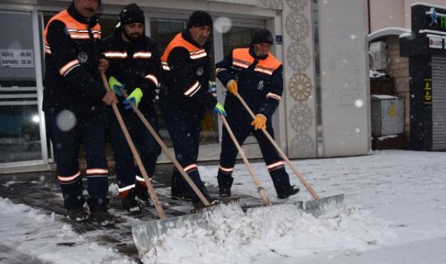 Sivas'ta 48 yerleşim yeri yolu, kardan kapalı