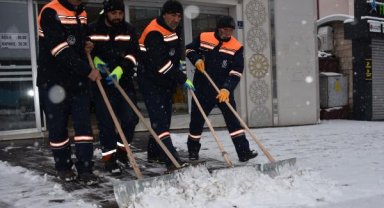 Sivas'ta 48 yerleşim yeri yolu, kardan kapalı