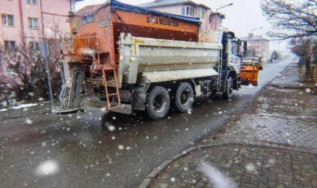 Sivas'ta 51 yerleşim yerinin yolu kardan kapandı
