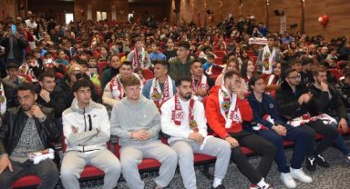 Sivassporlu futbolculardan depremzedelere moral ziyareti