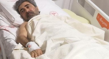 Sol el bileği çakı ile kesilerek enkazdan kurtarılan gazeteci Akın Bodur, İstanbul'a sevk edilecek