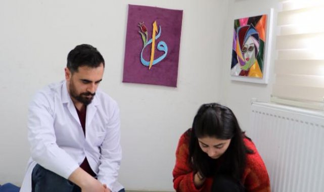 Sol el ve ayağı ile çivi çakıp, filografi tablolar yapıyor
