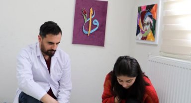 Sol el ve ayağı ile çivi çakıp, filografi tablolar yapıyor