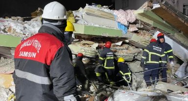 Stajyer itfaiyeciler, deprem bölgesine gönüllü gidip, enkaz çalışmalarına katıldı