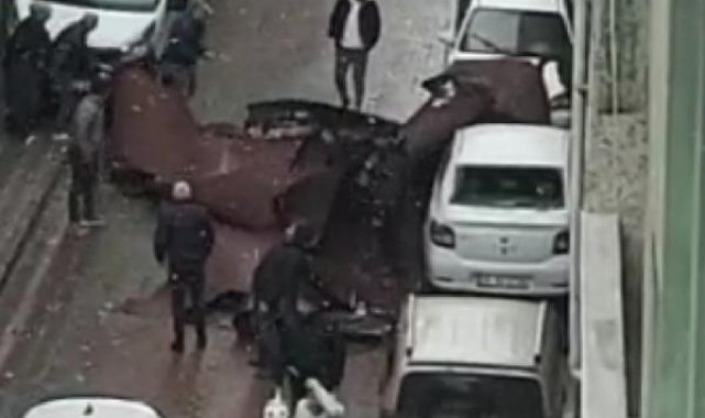 Sultangazi'de çatı uçtu, 3 otomobil zarar gördü