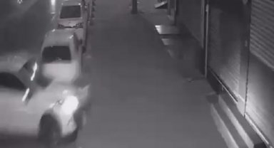 Sultangazi'de ilginç kaza: Çarptığı aracı kaldırıma itip yerine park etti