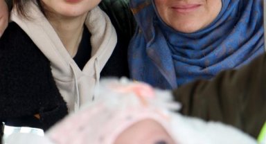 Suriyeli anne, hayatlarını kurtaran hemşirenin adını bebeğine verdi
