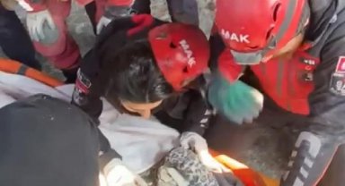 Suriyeli Fatma, 104'üncü saatte enkazdan kurtarıldı
