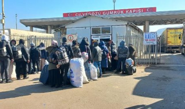Suriyeliler, depremden etkilenen yakınlarını görmek için ülkelerine gidiyor