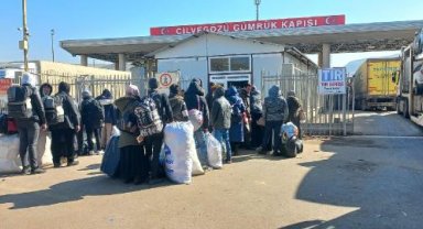Suriyeliler, depremden etkilenen yakınlarını görmek için ülkelerine gidiyor