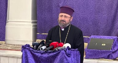 Surp Vartanants Ermeni Kilisesi'nde depremde hayatını kaybedenler için dua edildi
