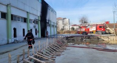 Tadilattaki depoda çıkan yangın, 1 saatte söndürüldü