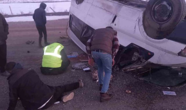 Taklalar atan minibüsteki 6 kişi yaralandı