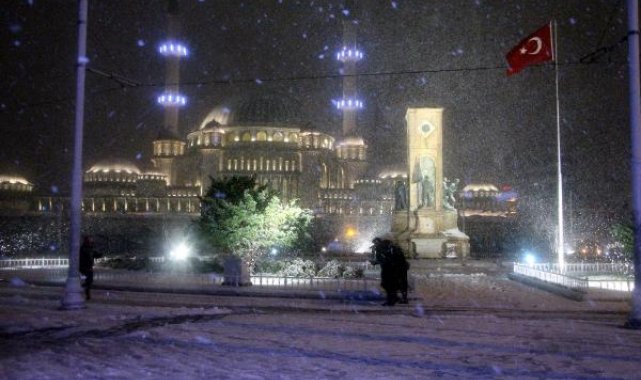 Taksim beyaza büründü