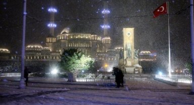 Taksim beyaza büründü