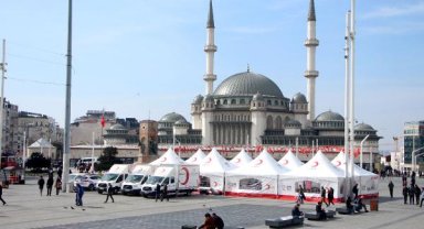Taksim Meydanı'nda depremzedeler için seferber oldular