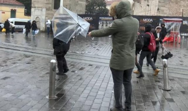 Taksim'de beklenen kar yağışı başladı