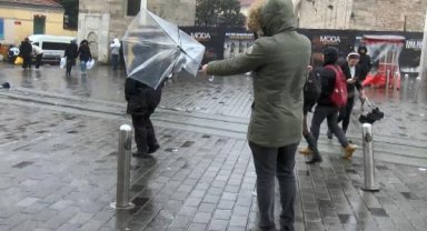 Taksim'de beklenen kar yağışı başladı