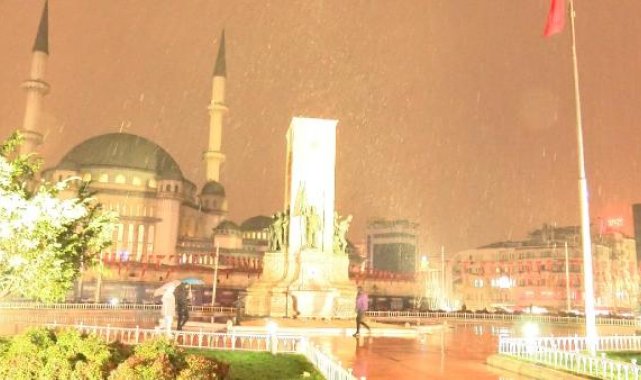 Taksim'de lapa lapa kar yağdı