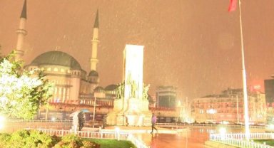Taksim'de lapa lapa kar yağdı