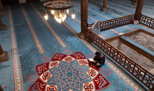 Tarihi camideki ahşap sütunlar, içerdeki 'karlık' sayesinde ayakta kalmış