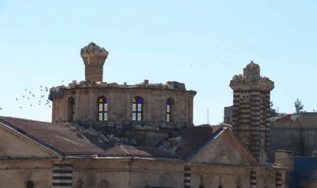 Tarihi Kurtuluş Camii'nin kubbe ve minareleri, depremde yıkıldı