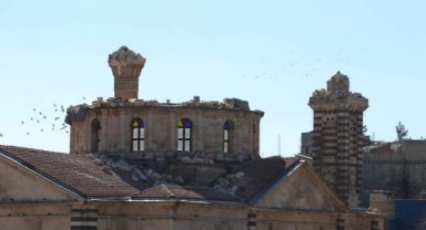 Tarihi Kurtuluş Camii'nin kubbe ve minareleri, depremde yıkıldı
