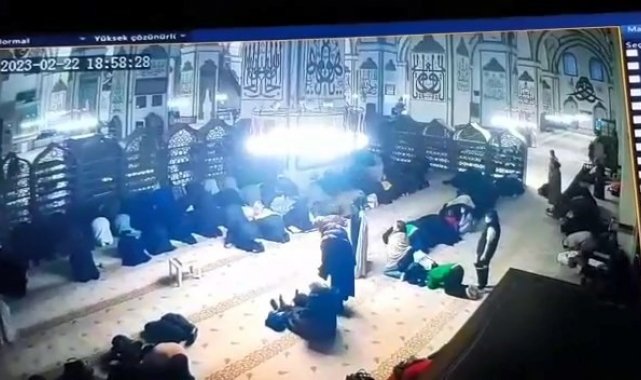 Tarihi Ulucami'de namaz kılar gibi yapıp telefonu böyle çaldı