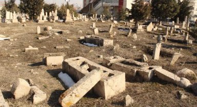 Tarihi Sancaktar Mezarlığı'nda mezar taşları depremde kırılmış