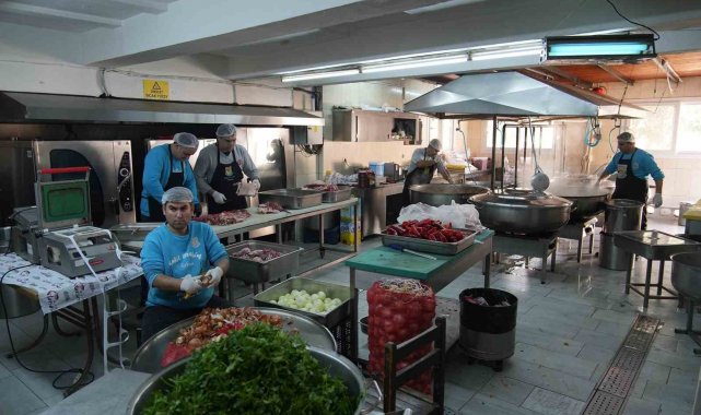 Tarsus'ta depremzedelere her gün 6 bin sıcak yemek
