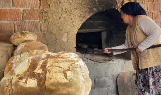Taş fırınlarda, depremzedeler için ekşi maya ekmeği pişirdiler