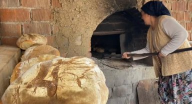 Taş fırınlarda, depremzedeler için ekşi maya ekmeği pişirdiler
