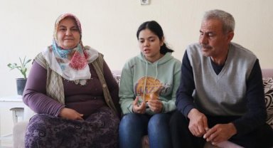 Tatile gittiği Hatay'da depreme yakalandı: Komşumuzun sıkışan kapısın baltayla kırdık