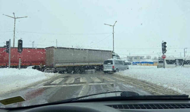Tatvan'da tır ile minibüs çarpıştı: 3 yaralı