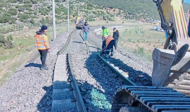 TCDD deprem bölgesinde hasar gören tren raylarını onarım çalışmalarını tamamlıyor