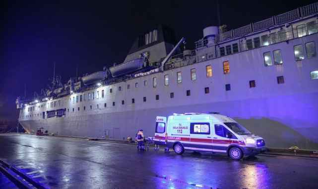 TCG İskenderun gemisiyle Mersin'e getirilen yaralılar hastanelere sevk edildi