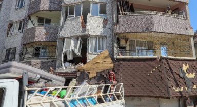 Tehlikeye rağmen hasarlı binalardaki eşyalarını alıyorlar