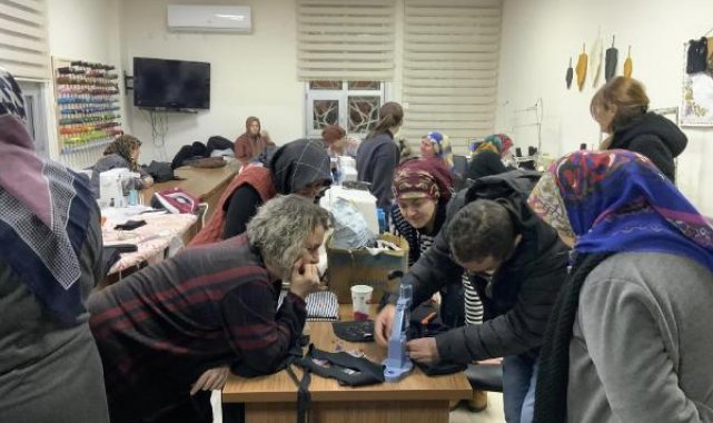 Tekirdağ'da kadınlar depremzedeler için günde 1000 battaniye ve 500 polar dikiyor